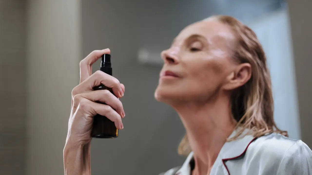 Mujer mayor aplicando rutina skincare