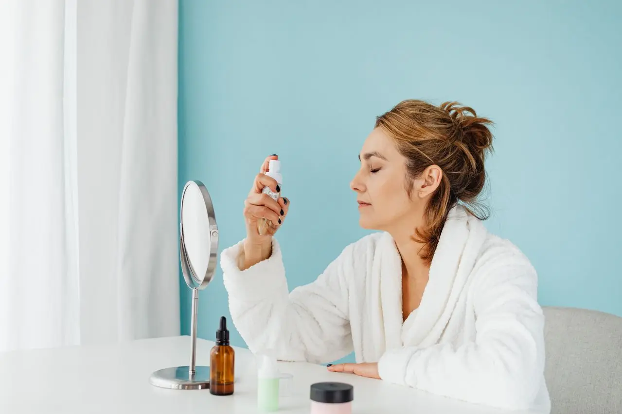 Mujer aplicando rutina cosmética facial