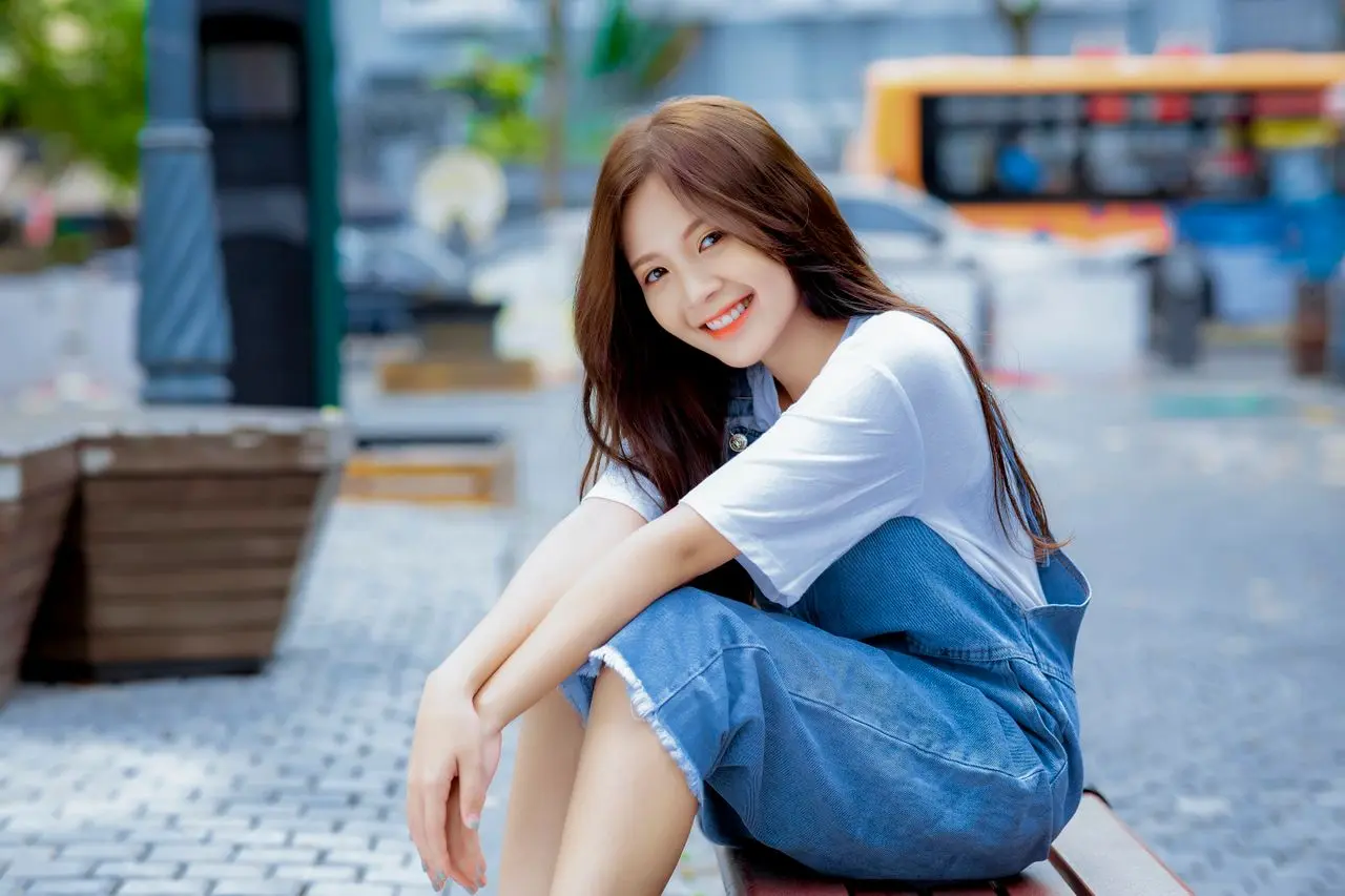Chica coreana sentada sonriendo