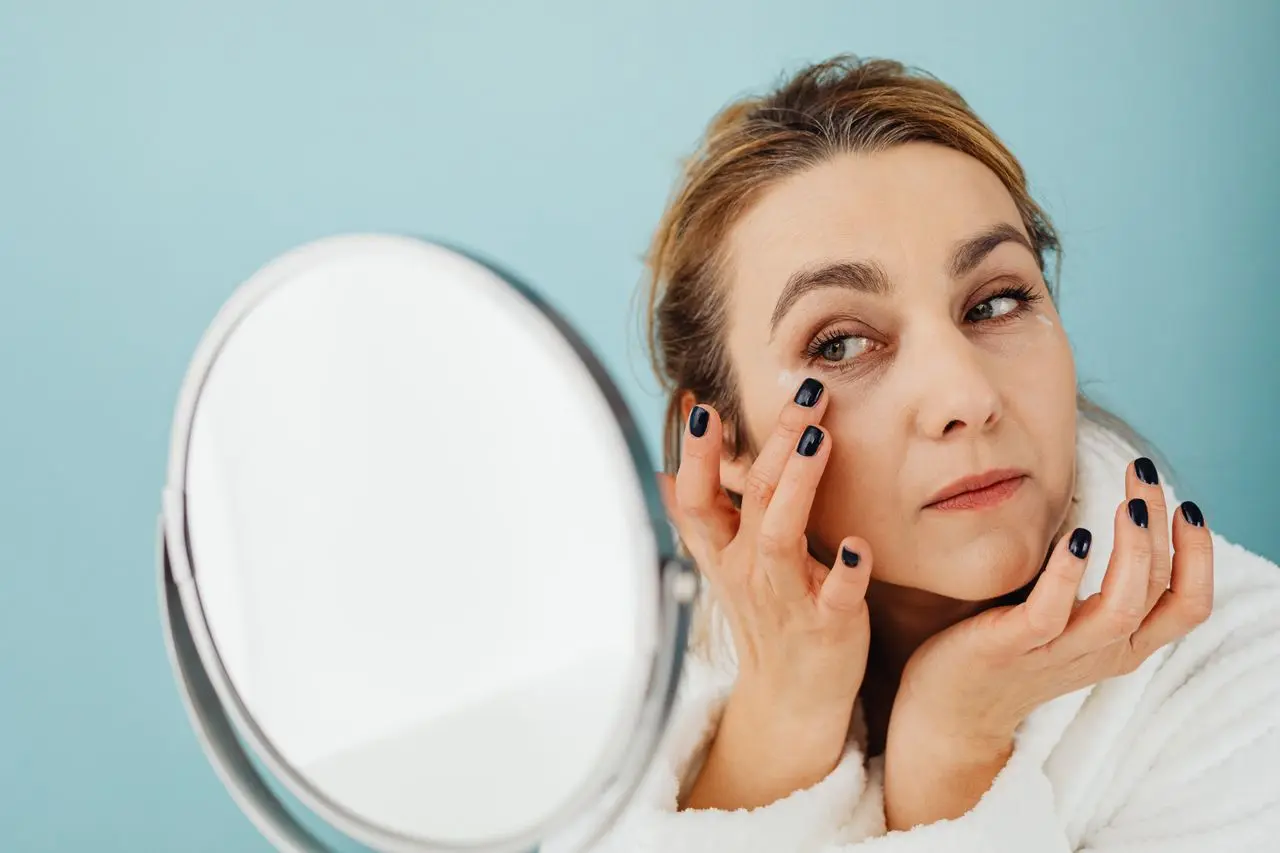Mujer cuidando ojeras y contorno de ojos