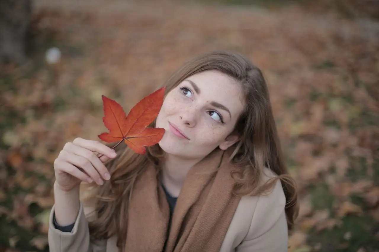 Chica hoja otoño piel seca preocupada