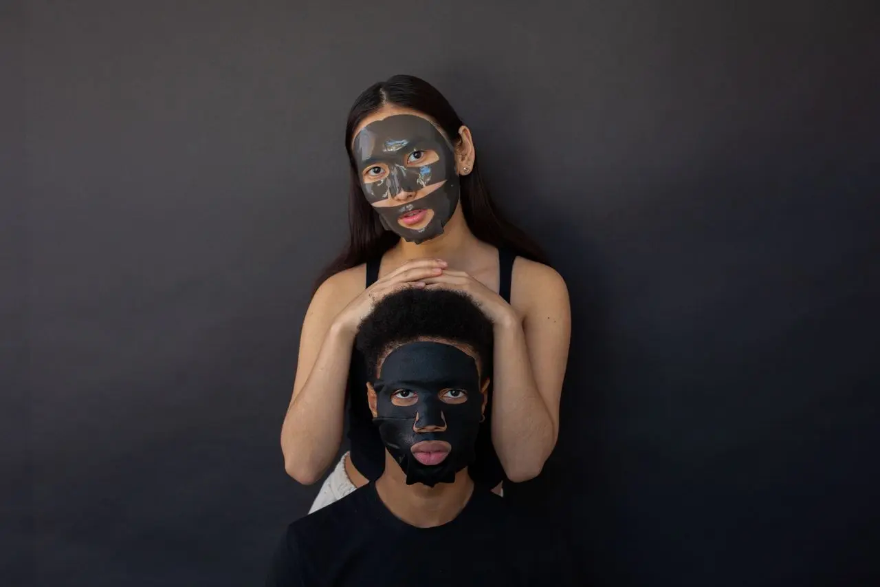 Mujer y hombre skincare mascarilla facial