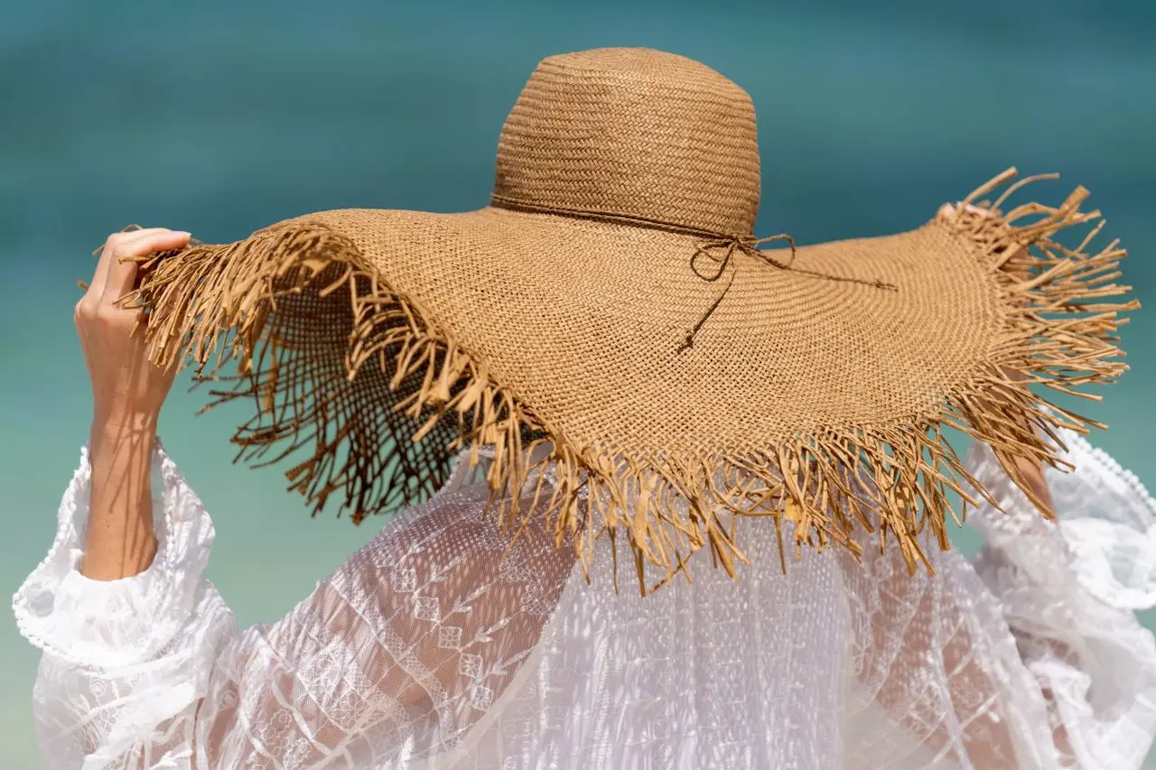 Mujer llevando un sombrero de paja de ala ancha