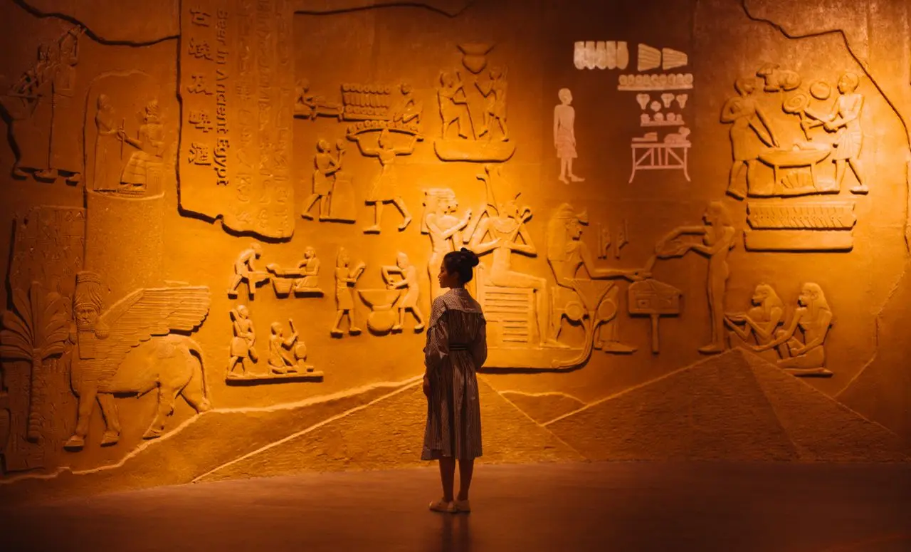 Mujer visitando un museo del antiguo egipto