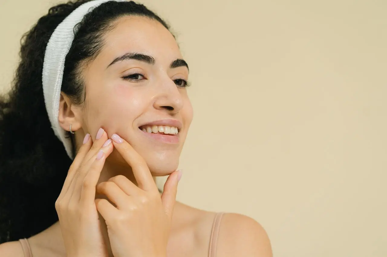 Mujer cuidando su piel con rutina cosmetica